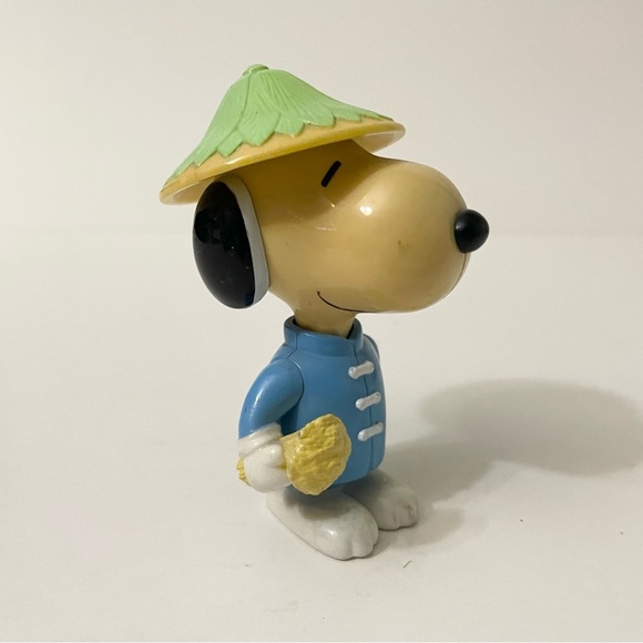 Vintage Snoopy World Tour Taiwan Figure Toy - Picture 2 of 10